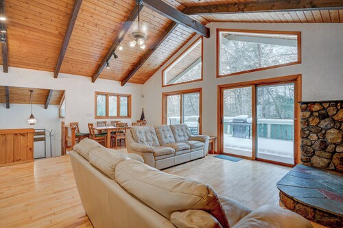 Family Chalet Near Storyland - Fenced Yard - Sleeps 11 - Quiet Linderhof Retreat