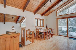 Dining - Family Chalet Near Storyland - Fenced Yard - Sleeps 11 - Quiet Linderhof Retreat (Bartlett)