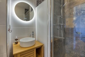 Shower, hair dryer, towels - Cosy Renovated Apartment Near the Beach With Balcony (Lattes)