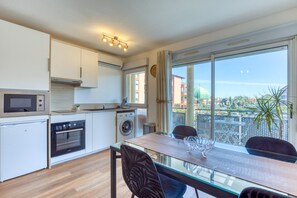 Fridge, microwave, oven, stovetop - Cosy Renovated Apartment Near the Beach With Balcony (Lattes)