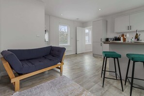TV, offices - City Hub - Short Stays UK. (Exeter)