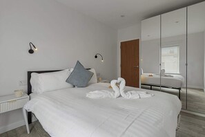 2 bedrooms, iron/ironing board, WiFi, bed sheets - City Hub - Short Stays UK. (Exeter)