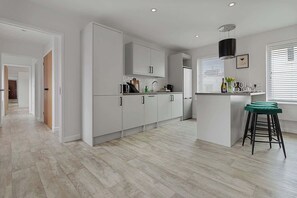 Fridge, microwave, oven, stovetop - City Hub - Short Stays UK. (Exeter)