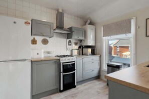 Fridge, microwave, oven, stovetop - The Hub Exeter - Short Stays UK Ltd (Exeter)