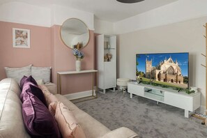 TV - The Hub Exeter - Short Stays UK Ltd (Exeter)
