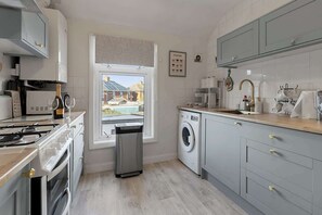 Fridge, microwave, oven, stovetop - The Hub Exeter - Short Stays UK Ltd (Exeter)