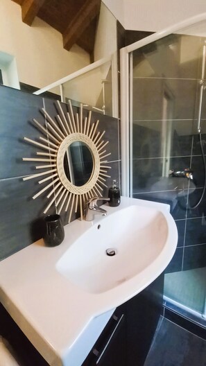 Shower, hair dryer, bidet, towels - LAKE IN NATURE Cosy apartment in Gravedona ed Uniti mountain, nature and lake (Brenzio)