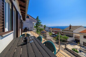 Outdoor dining - Vacation apartment in Crikvenica - Balcony with sea view (Crikvenica)