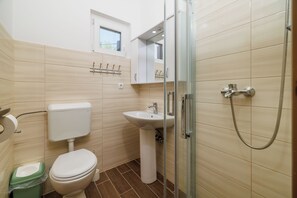 Shower, towels, soap, toilet paper - Vacation apartment in Crikvenica - Balcony with sea view (Crikvenica)