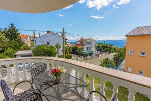Outdoor dining - Vacation accommodation for 2-4 people - sea view and balcony (Crikvenica)