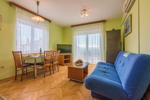 Smart TV - Vacation accommodation for 2-4 people - sea view and balcony (Crikvenica)