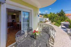Outdoor dining - Vacation accommodation for 2-4 people - sea view and balcony (Crikvenica)