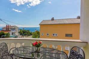Outdoor dining - Vacation accommodation for 2-4 people - sea view and balcony (Crikvenica)