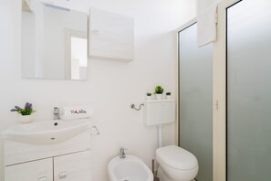 Shower, hair dryer, towels - Casa Elaia: 4 Guests in Cannole with Wi-Fi and Air Conditioning (Cannole)