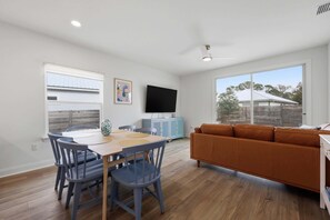 Maison, plusieurs lits, patio, vue jardin (Salt Run Bungalow) | Intérieur