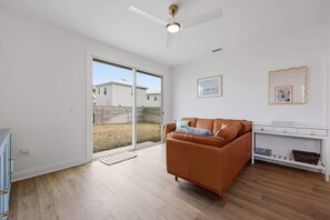 Maison, plusieurs lits, patio, vue jardin (Salt Run Bungalow) | Coin séjour