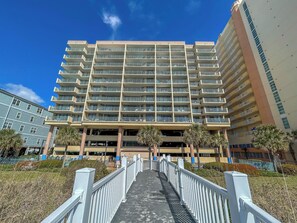 Property grounds - 1 bedroom 1.5 baths oceanfront condo. Sleeps 4. 11th floor views. Ocean Drive. (North Myrtle Beach)