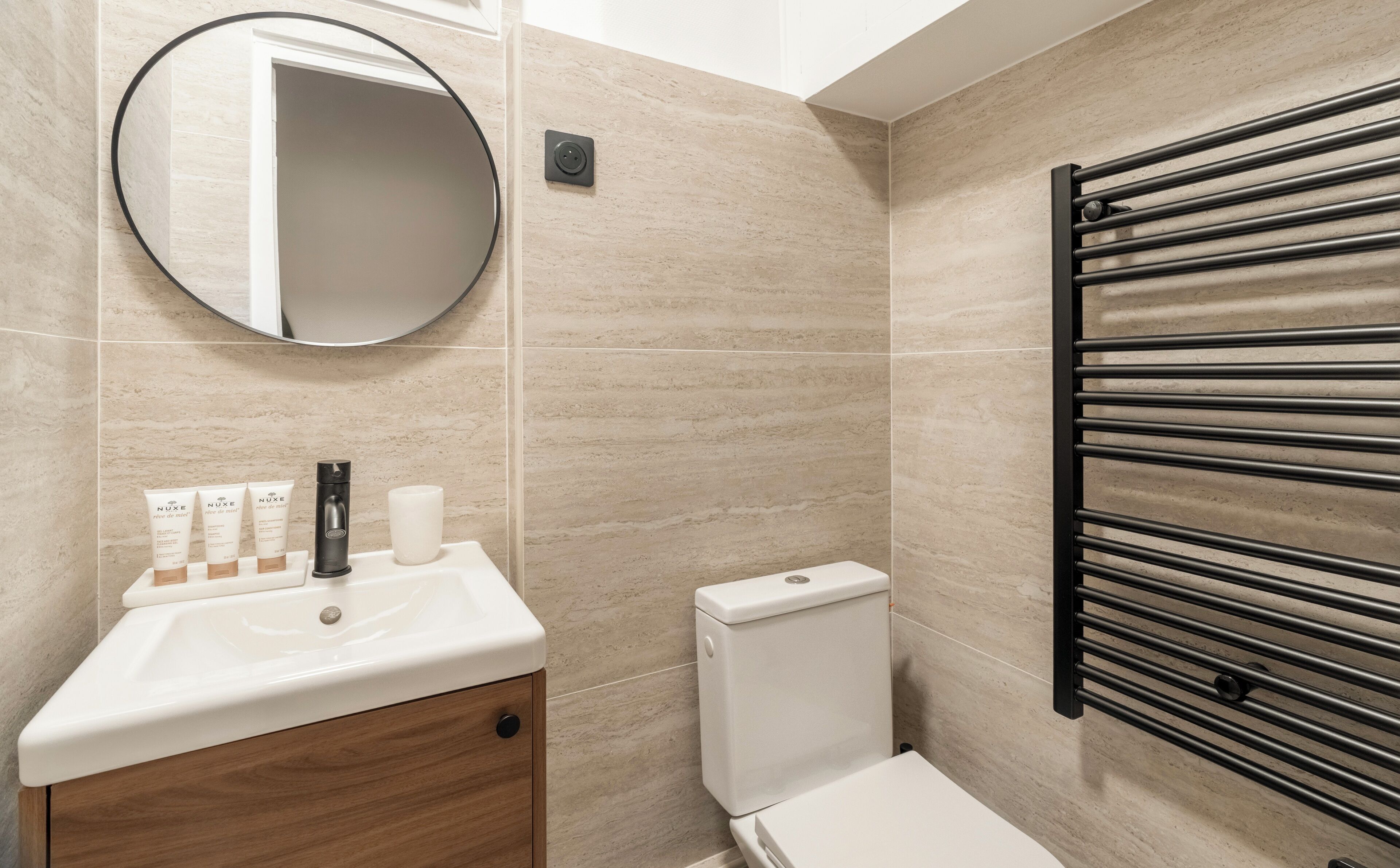 Appartement Supérieur, vue cour intérieure | Salle de bain