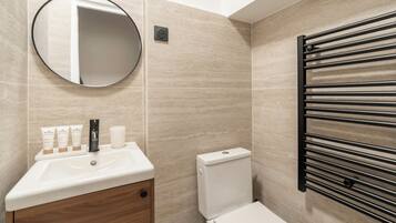 Appartement Supérieur, vue cour intérieure | Salle de bain
