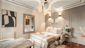 Superior Apartment, Courtyard View | Living area