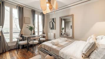 Superior-Apartment, Blick auf den Innenhof | Wohnbereich