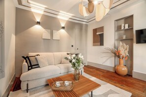 Superior Apartment, Courtyard View | Living area - 1523 Verneuil (Paris)