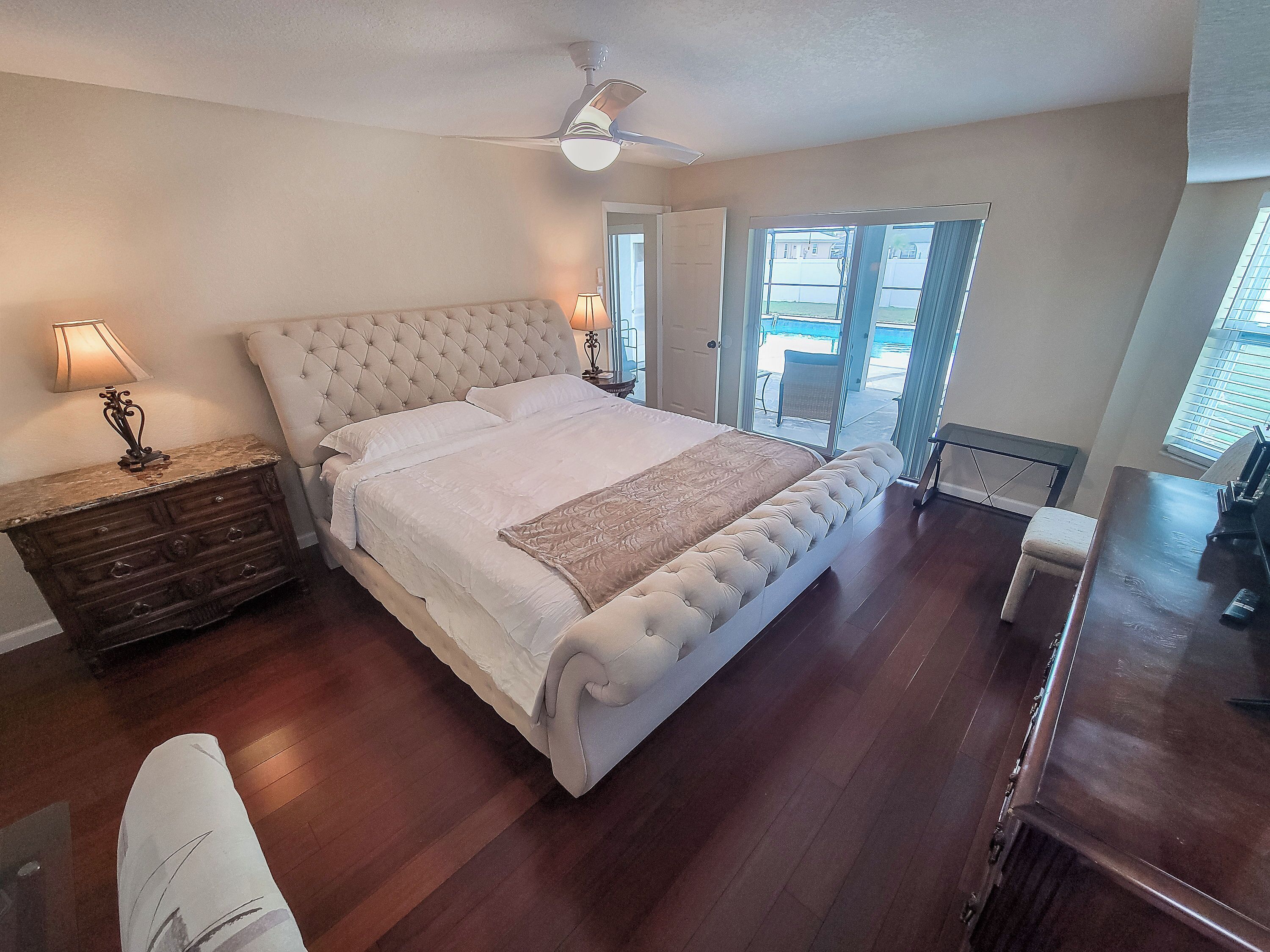 3 habitaciones, escritorio y tabla de planchar con plancha 