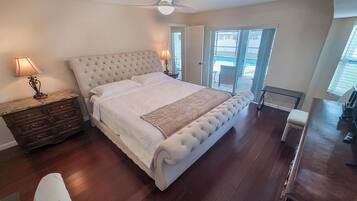 3 habitaciones, escritorio y tabla de planchar con plancha