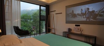 Zhangjiajie Southgate Flower Garden Lodge at the Park Entrance