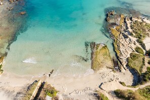 An aerial view of a coastal area with clear waters, rocky outcrops, and a sandy beach. - Villa 'I Gabbiani in Otranto' with Private Garden, Wi-Fi, and Air Conditioning (Otranto)