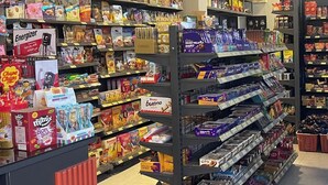 En slikreol i en butik med forskellige mærker og typer slik.