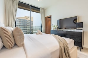 Iron/ironing board, free WiFi, bed sheets - Upscale 2BR, Minutes Drive to Burj Al Arab - Binghatti Venus, Jumeirah Village Circle (Dubai)