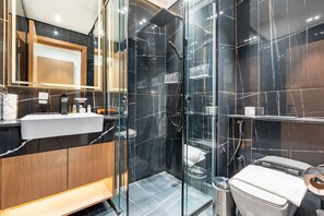 Shower, hair dryer, bidet, towels - Upscale 2BR, Minutes Drive to Burj Al Arab - Binghatti Venus, Jumeirah Village Circle (Dubai)