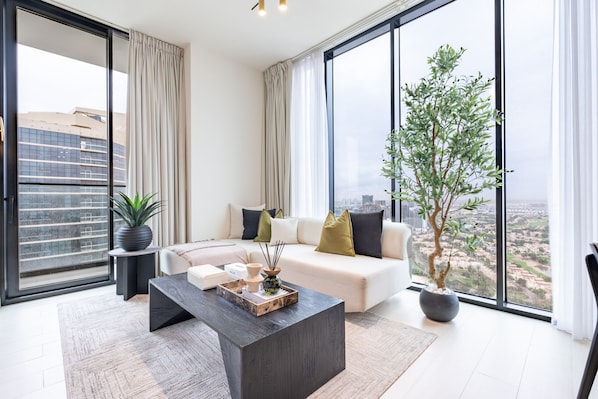 TV - Upscale 2BR, Minutes Drive to Burj Al Arab - Binghatti Venus, Jumeirah Village Circle (Dubai)