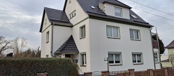 Apartment 'Fewo-Holzland' mit Gemeinschaftsgarten und WLAN