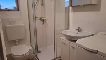 Dusche, Haartrockner, Handtücher