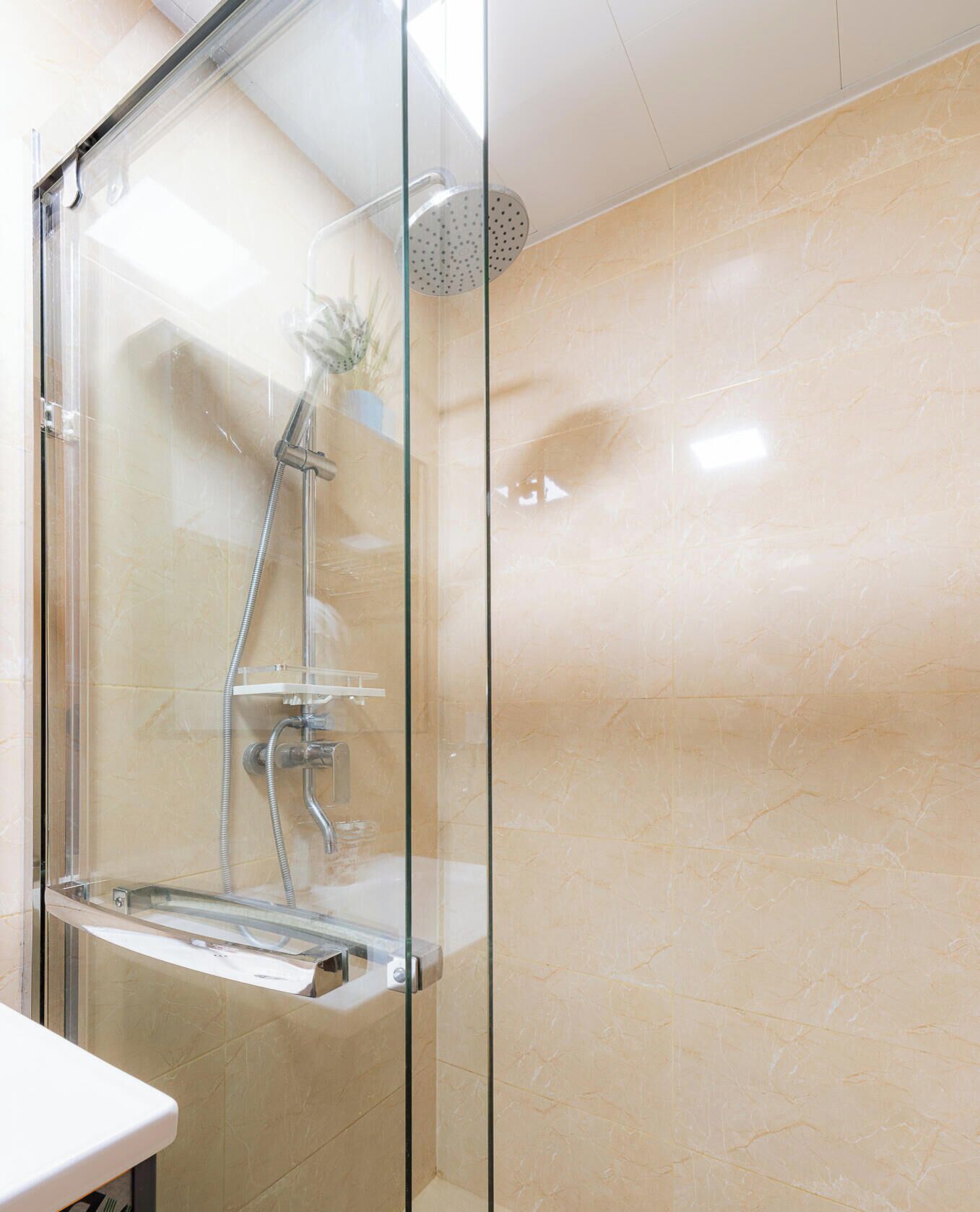 Een douche, een bidet, handdoeken, zeep