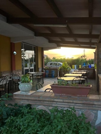 Outdoor dining. B&B The King