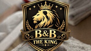 Un logotipo con la cabeza de un león, una corona y el texto 'B&B THE KING' en un emblema negro y dorado.