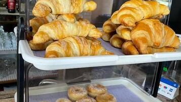 Leipomon vitriini, jossa on esillä croissantteja ja donitseja.