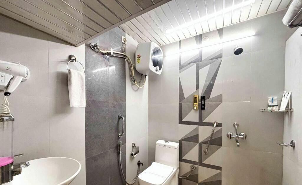 Standard Room | Bathroom | Towels, soap, shampoo, toilet paper