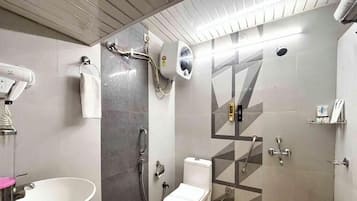 Habitación estándar | Baño | Toallas, jabón, champú y papel higiénico