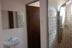 Regadera, toallas, jabón, papel de baño