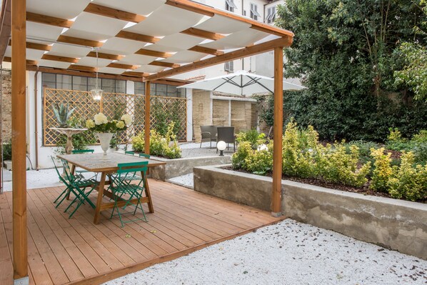 Outdoor dining - Pilastri Garden by Mmega (Florence)
