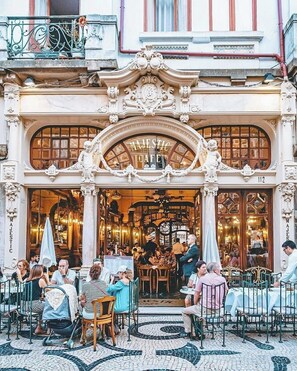 Een sierlijk gebouw met een café genaamd 'Majestic Cafe' op de begane grond.