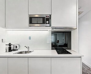 Réfrigérateur, micro-ondes, plaque de cuisson, lave-vaisselle