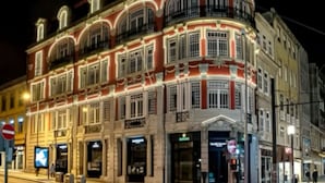 Un edificio storico con diversi piani, ampie finestre e un ingresso imponente.