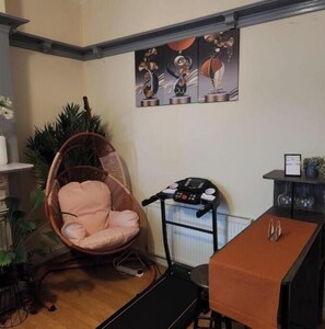 Interior - Headline:
Charming Ground-Floor Retreat with Private Garden in Wolverhampton (Wolverhampton)