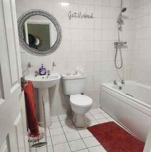 Shower, hair dryer, towels, soap - Headline:
Charming Ground-Floor Retreat with Private Garden in Wolverhampton (Wolverhampton)