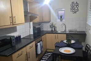 Private kitchen - Glams 2beds luxury stylish apartment (Wolverhampton)
